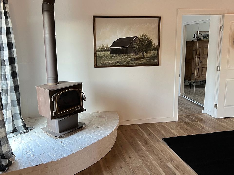 2bd 2bth + small bonus room for office, guest room or craft room. Rental is part of a duplex with a studio on one end. It's available furnished or unfurnished. It's up to you!