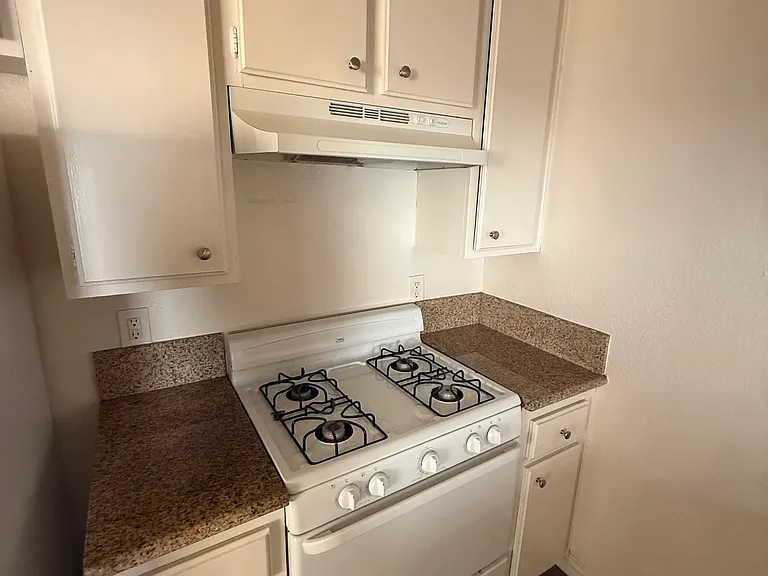 1207 Rose Ave #5 — Photo 3
