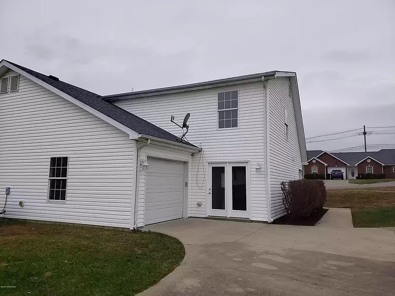 114 Cortland Ct — Photo 3