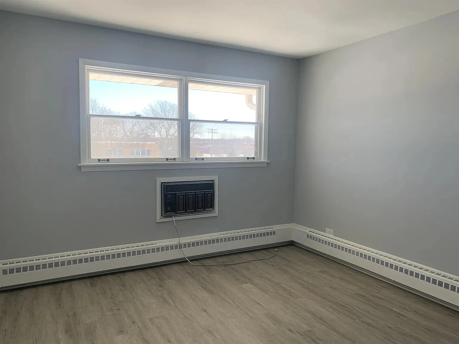 392 Executive Dr — Photo 2