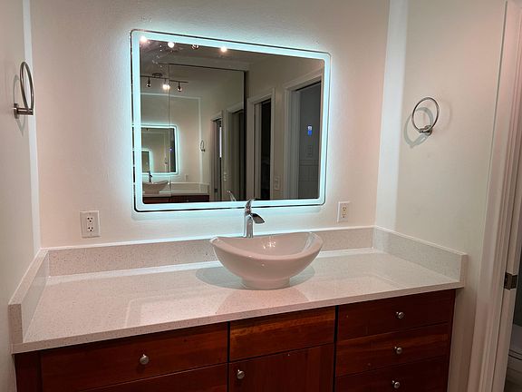 Queen bedroom bath/sink area