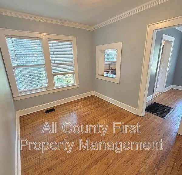 980 Woodland Ave SE — Photo 9