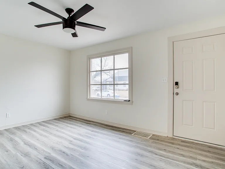 2538 Everitt Dr — Photo 3