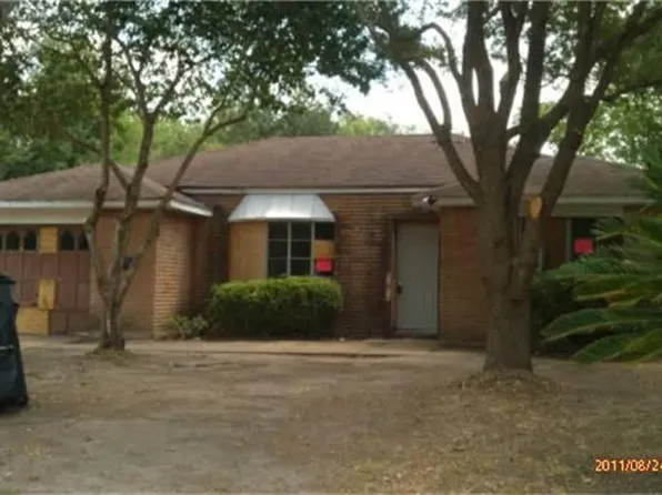8611 Amblewood Dr, Houston, TX 77099