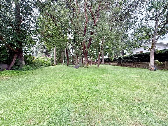 4th image of 2321 Sooke Rd