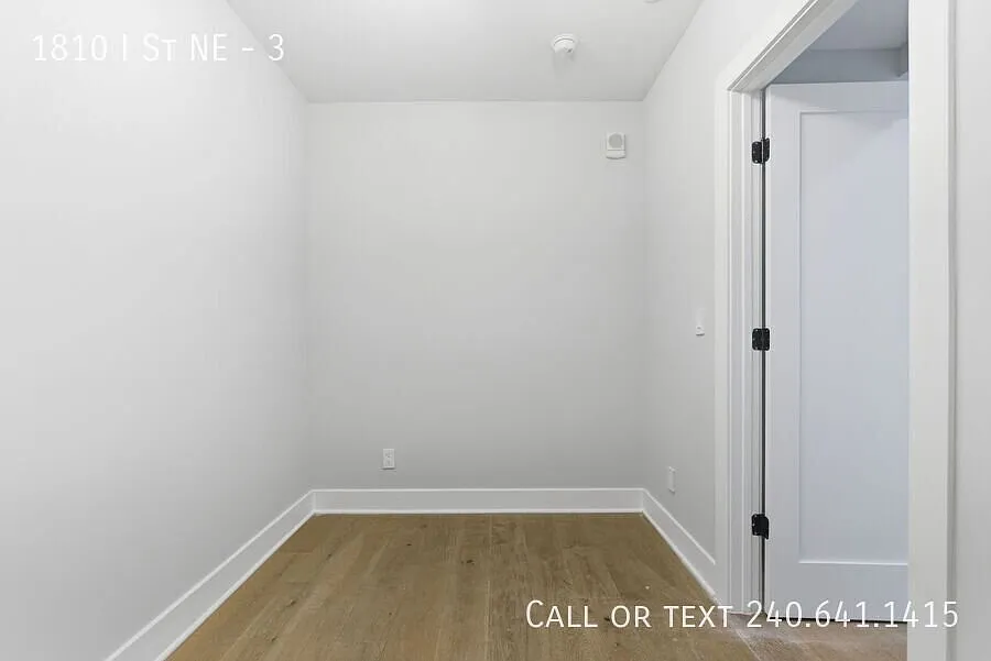 Lovely 1 BR+Den/1 BA Condo with Terrace in Carver-Langston! — Photo 2