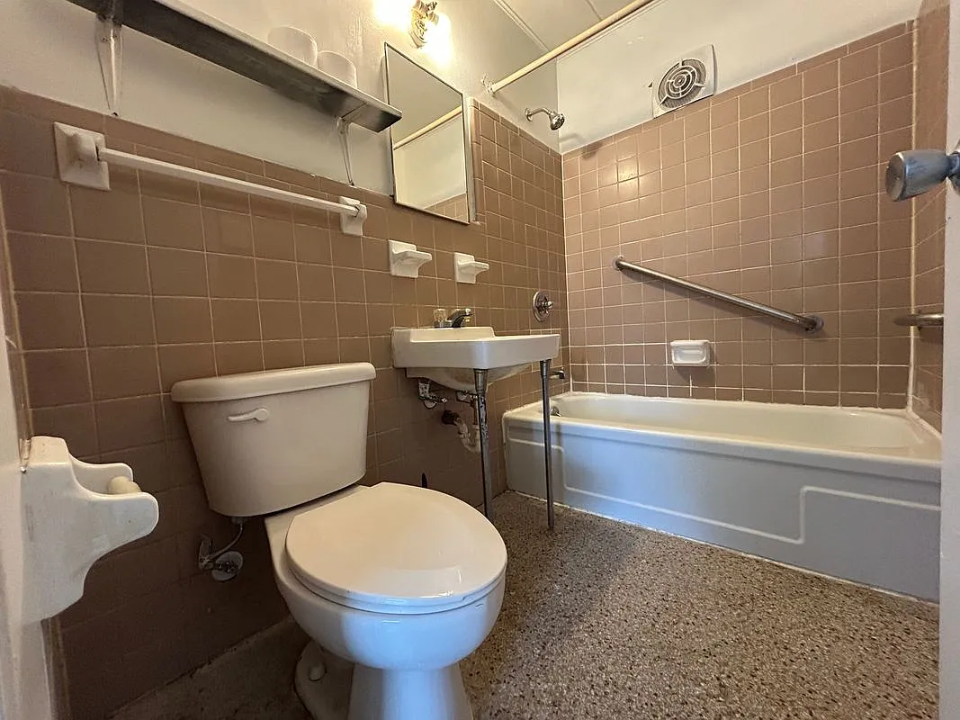 2 bed, 1.0 bath, 900 sqft, $1,100 — Photo 3