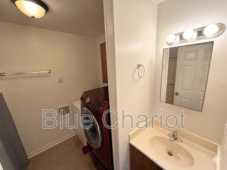 502 Raynor St — Photo 5