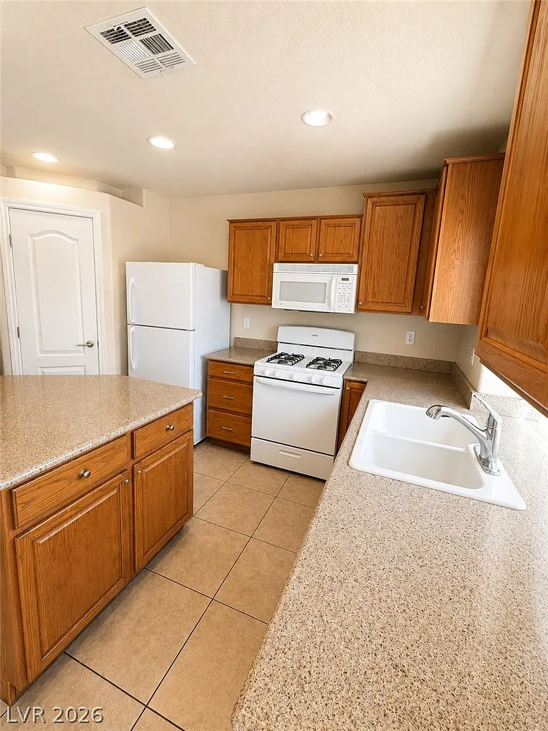 3 bed, 2.5 bath, 2267 sqft, $2,000 — Photo 2