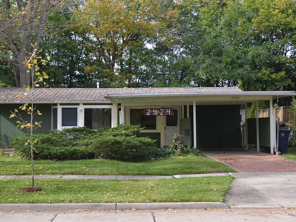 1st image of 2424 Pinecrest Ave