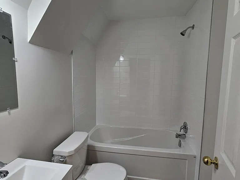 300 Princess Ave — Photo 24