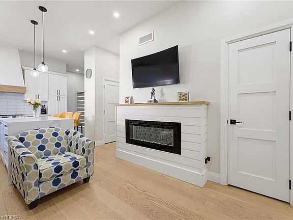 4th image of 410 Nelson St