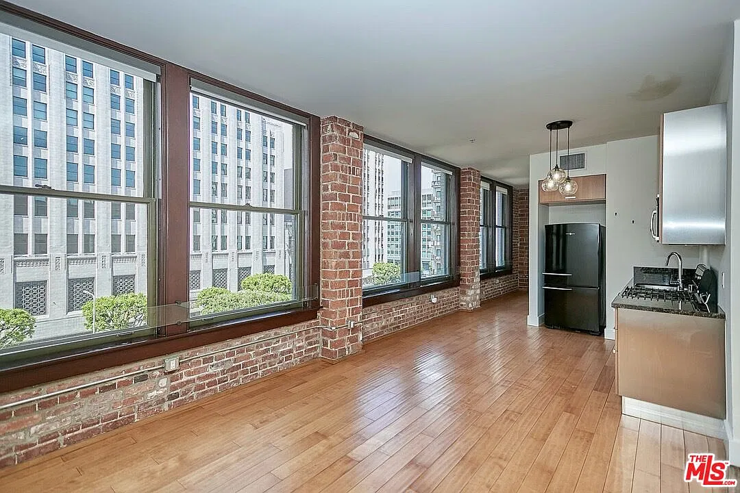 1 bed, 1.0 bath, 720 sqft, $2,200 — Photo 1