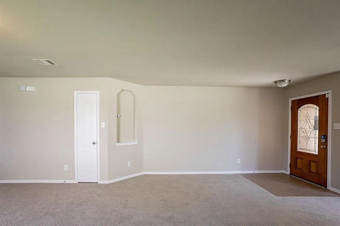 3 bed, 2.0 bath, 1966 sqft, $2,000 — Photo 2