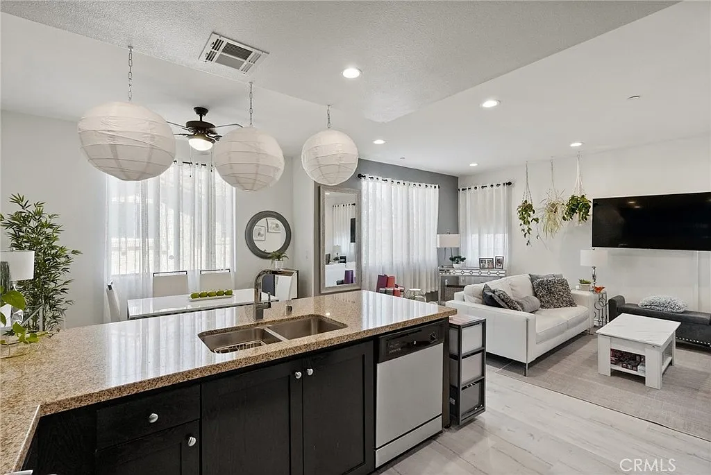 3 bed, 2.5 bath, 2200 sqft, $4,800 — Photo 4