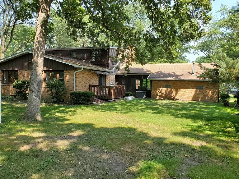 715 Williams Dr — Photo 2