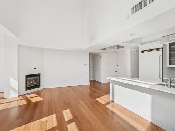 205 East 59th Street image 2 of 30