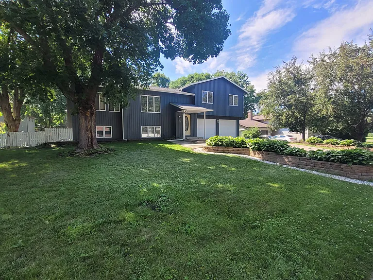 751 Lathrop Dr — Photo 2
