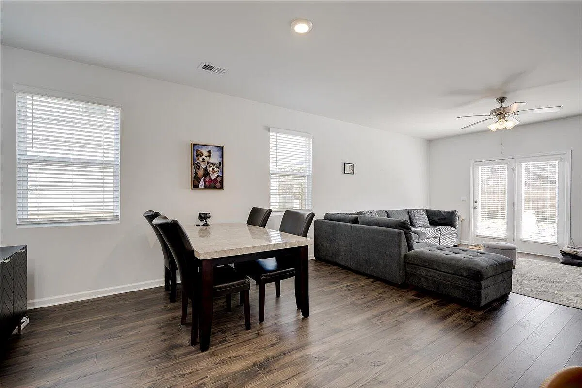 5 bed, 3.0 bath, 2388 sqft, $2,300 — Photo 2