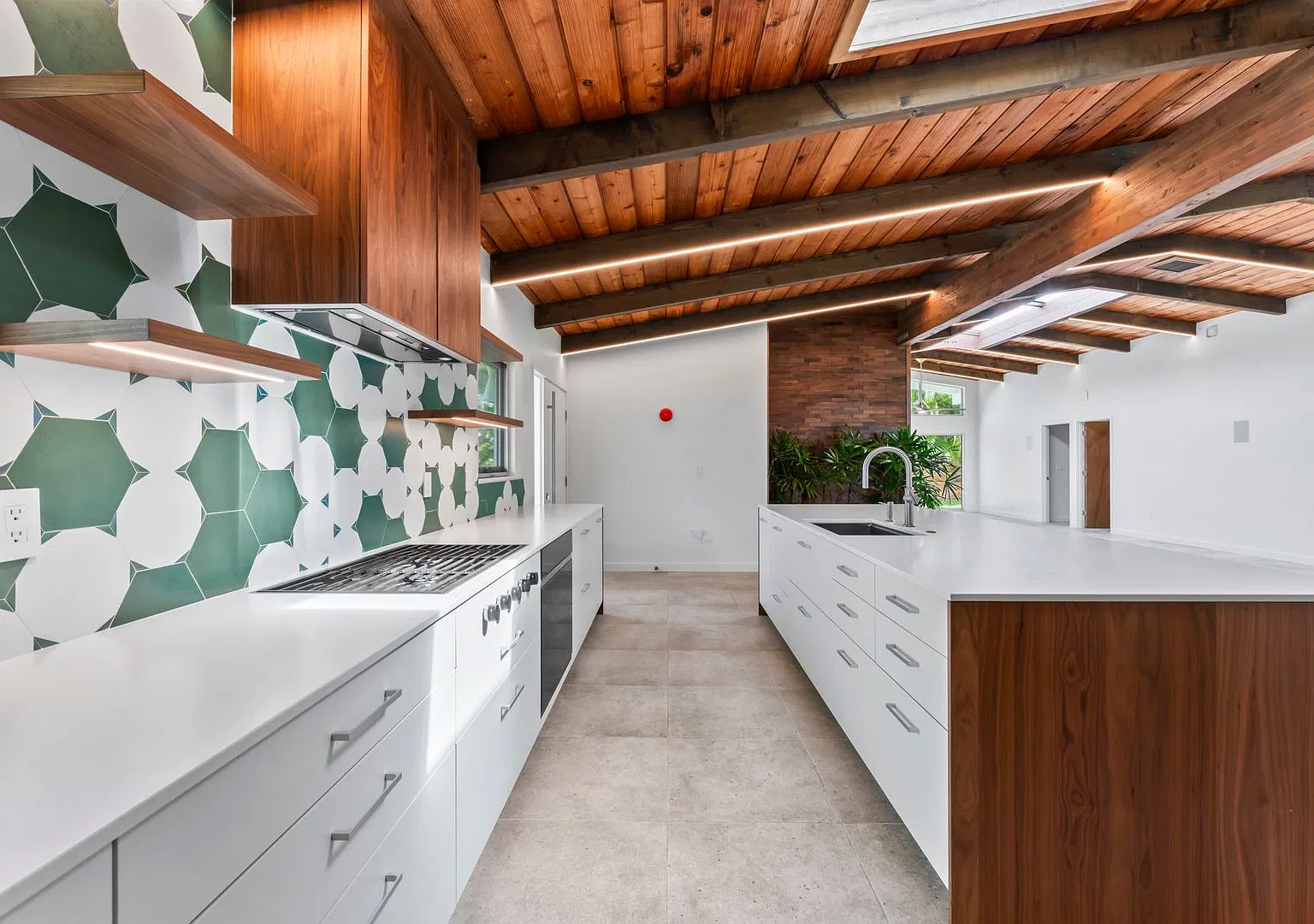 Beautiful Single-Level Home in Kailua's Desirable Beachside Neighborhood — Photo 1