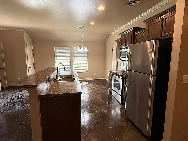 810 Russell Cir — Photo 4