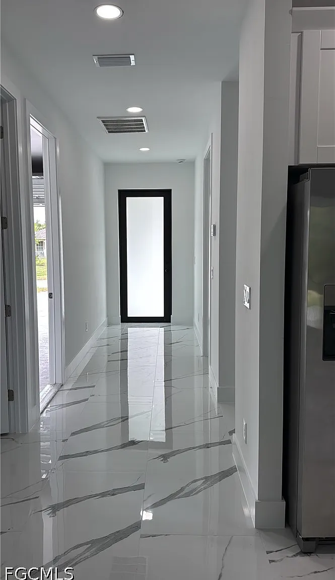 3 bed, 2.0 bath, 1200 sqft, $1,800 — Photo 4