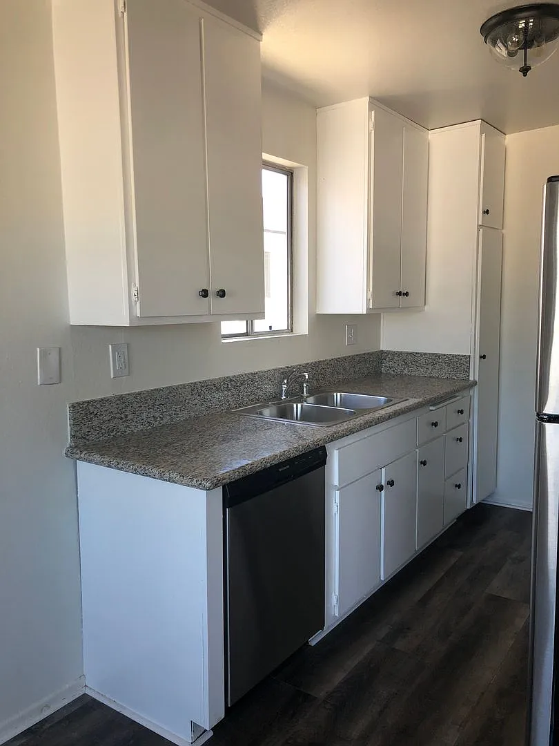 4338 Mammoth Ave Apts — Photo 4