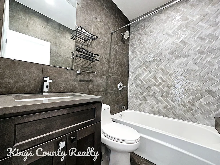 565 Midwood St #3 — Photo 7