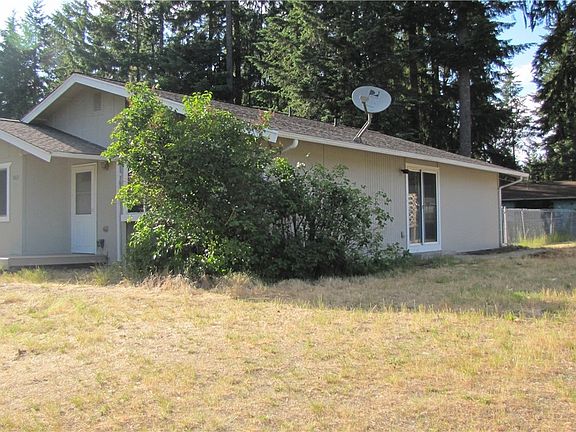 Just a little peek at the side yard. Notice the shed that is also on the property for extra storage space.