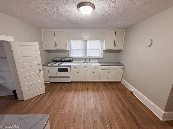 3rd image of 904 Harris St