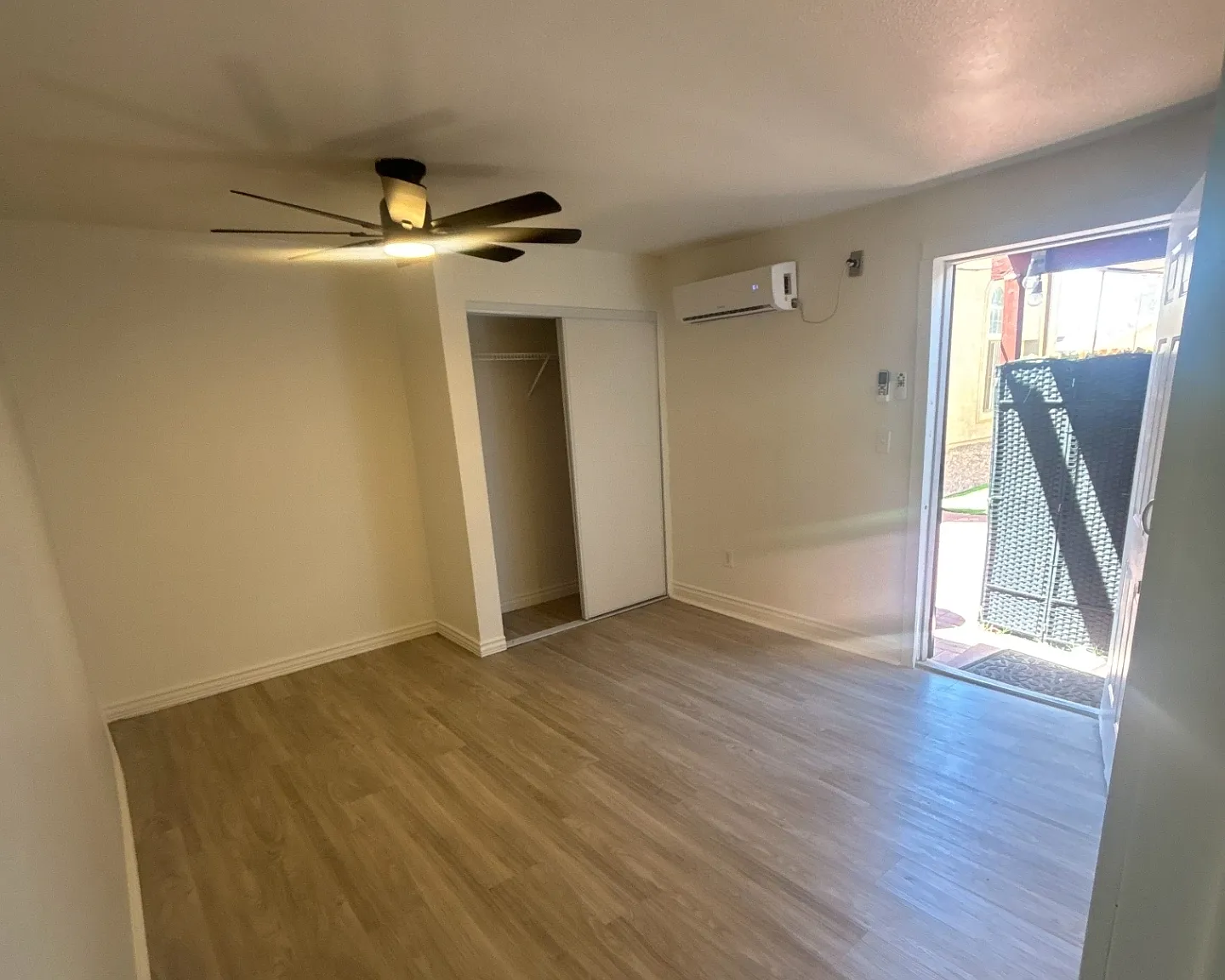Studio, $950 — Photo 2