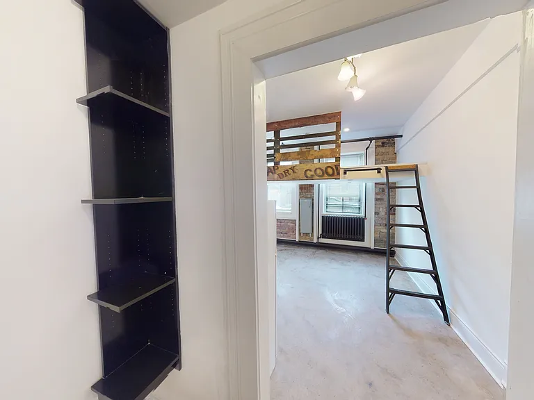 1152 Gerrard St E — Photo 15