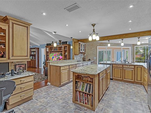 5th image of 204 Buttonwood Dr
