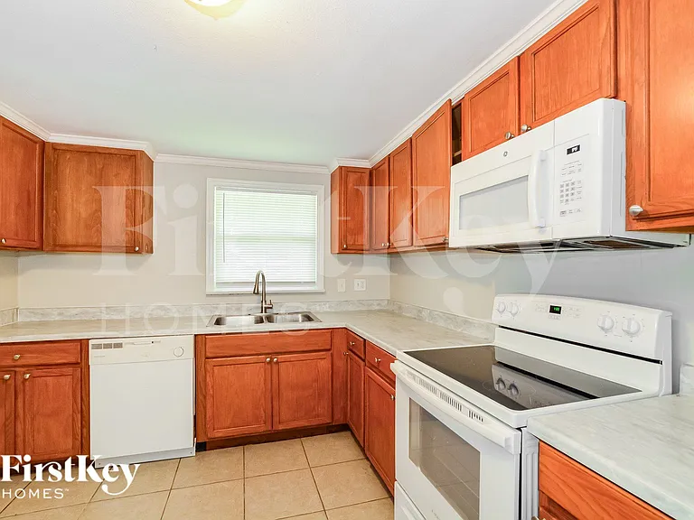 561 Monroe Ave — Photo 5