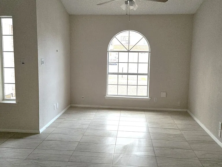 709 La Chapa Ave — Photo 3