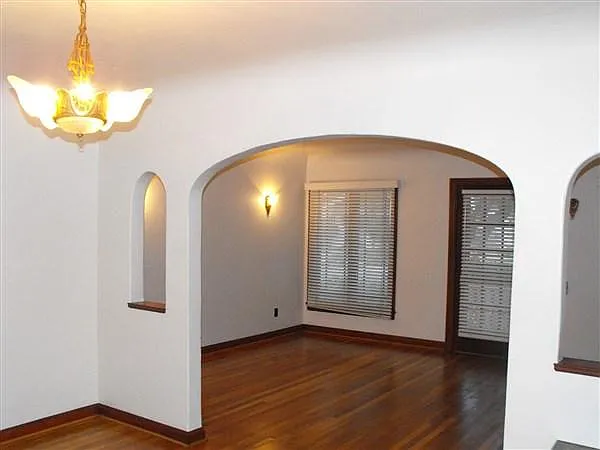 410 W Walnut St — Photo 2