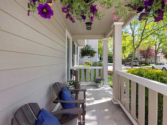 Room for seating and flowers
