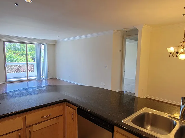 949 N Croft Ave — Photo 2