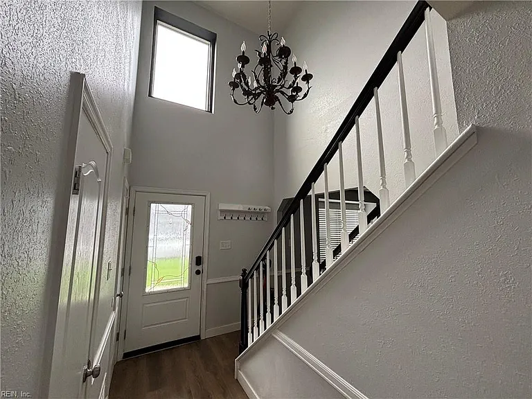 3145 Crestwood Ln — Photo 3