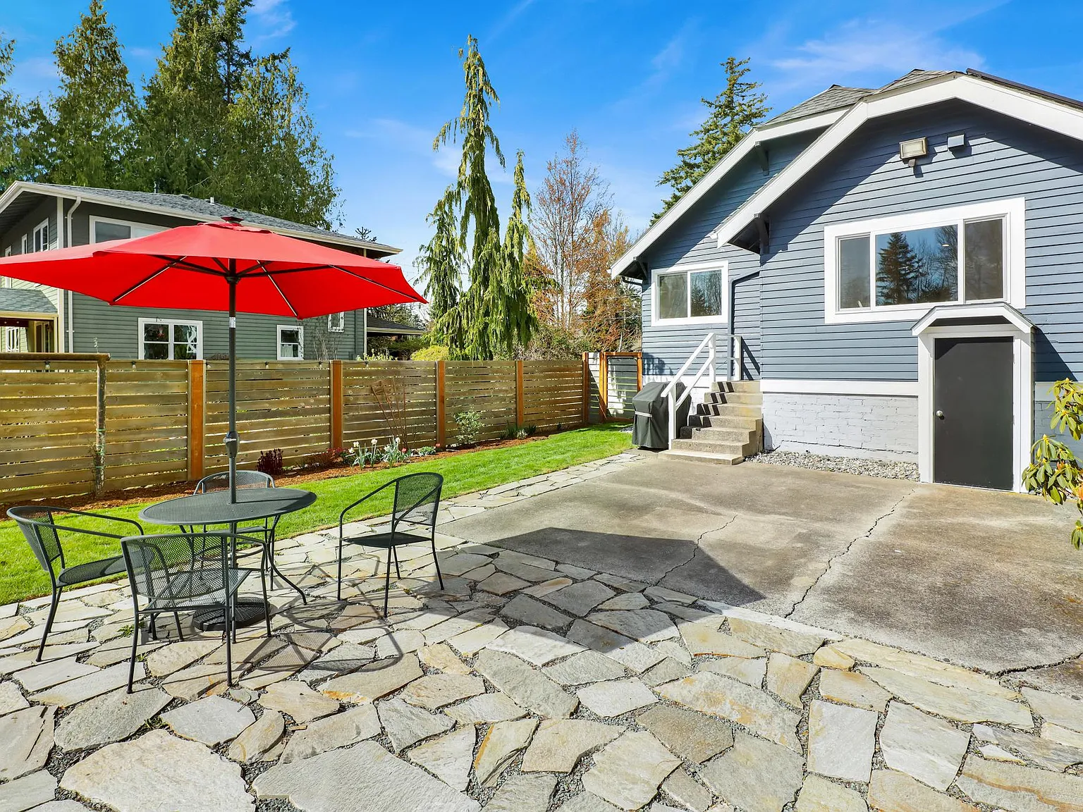 3 bed, 1072 sqft, $3,950 — Photo 2