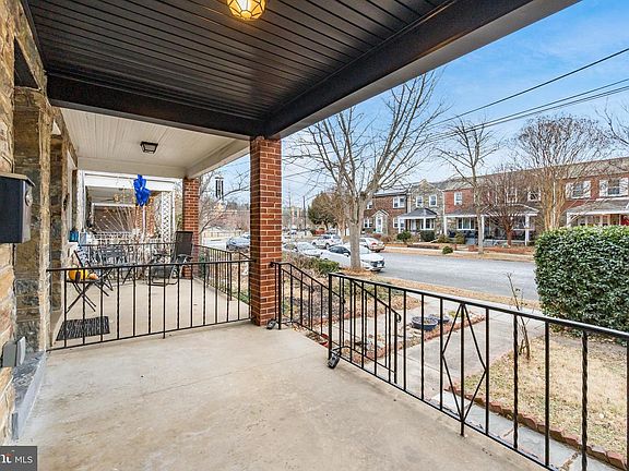 4th image of 928 Perry Pl NE