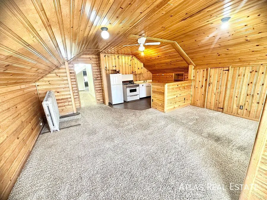 Unique Victorian 3rd Floor 2 Bedroom Apartment with Rooftop deck! — Photo 2
