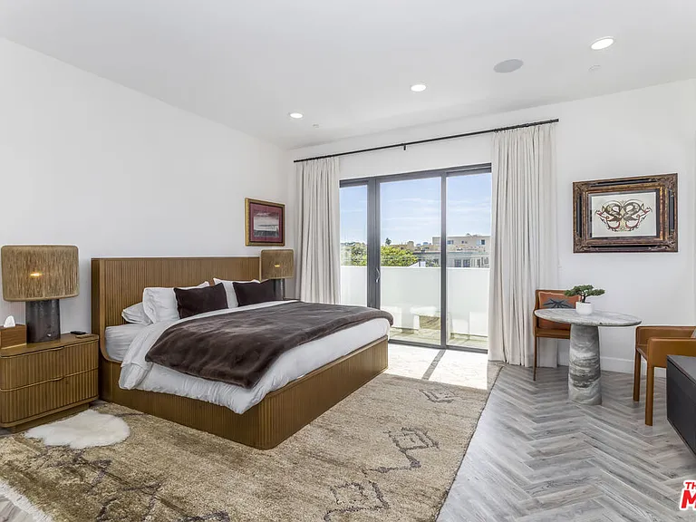 137 N Doheny Dr #4 — Photo 18