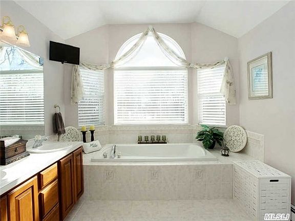 2nd image of 4 Lyndsie Ct