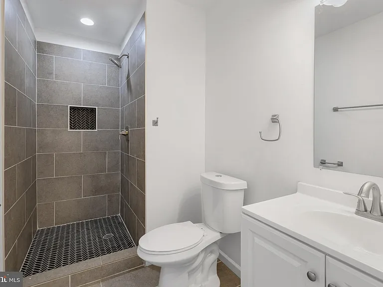 2516 W Master St — Photo 32