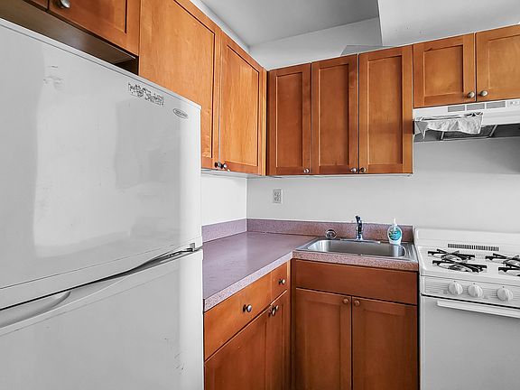 3rd image of 340 Pleasant Ave #5C