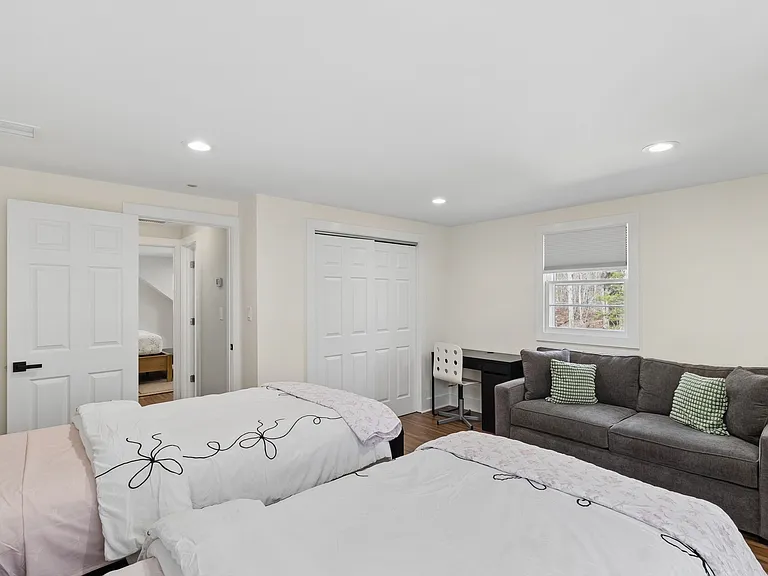 135 Pembroke Dr — Photo 26