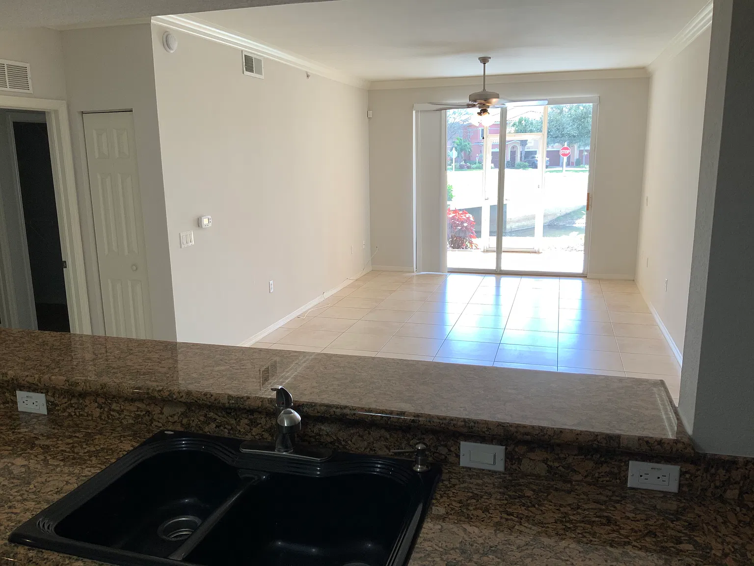 1 bed, 1.5 bath, 1018 sqft, $1,800 — Photo 4