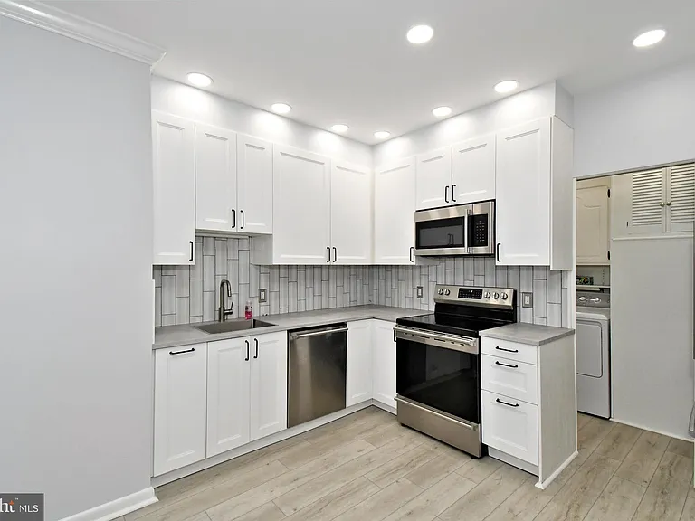 137 S 3rd St #B — Photo 14