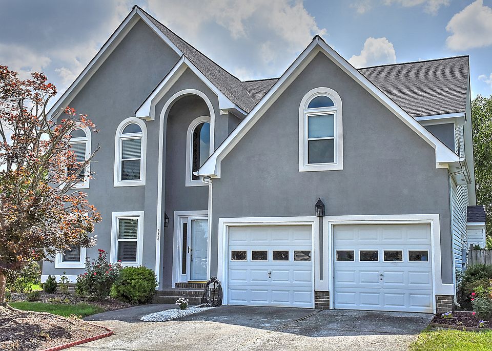 1st image of 636 Broadwinsor Cres
